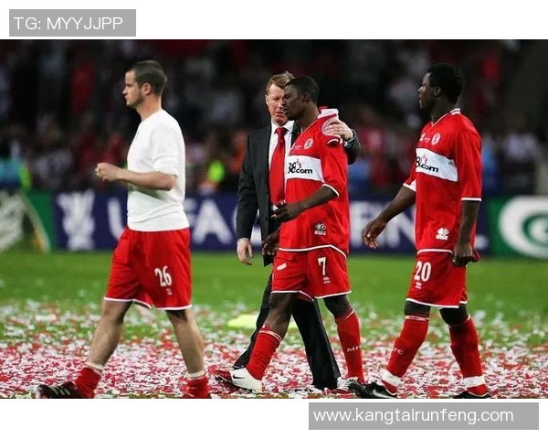 布里斯托尔城与米德尔的激烈对决展现足球魅力与团队精神 布里斯托尔城与米德尔的激烈对决展现足球魅力与团队精神